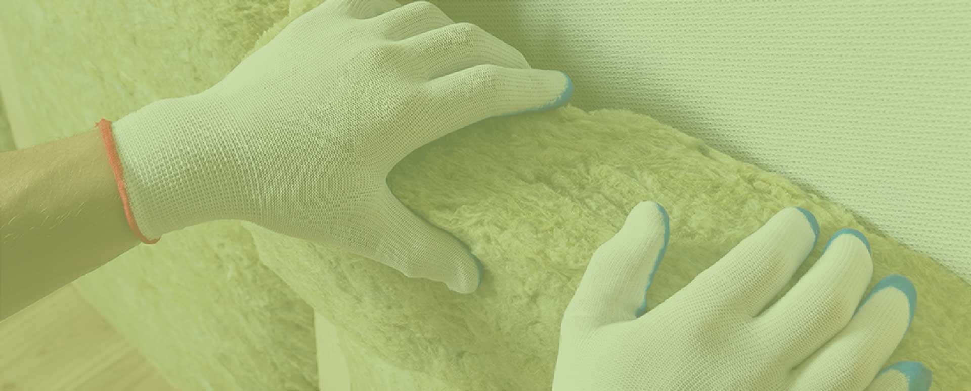 Artisan plaquiste isolant un mur int&eacute;rieur dans les Landes